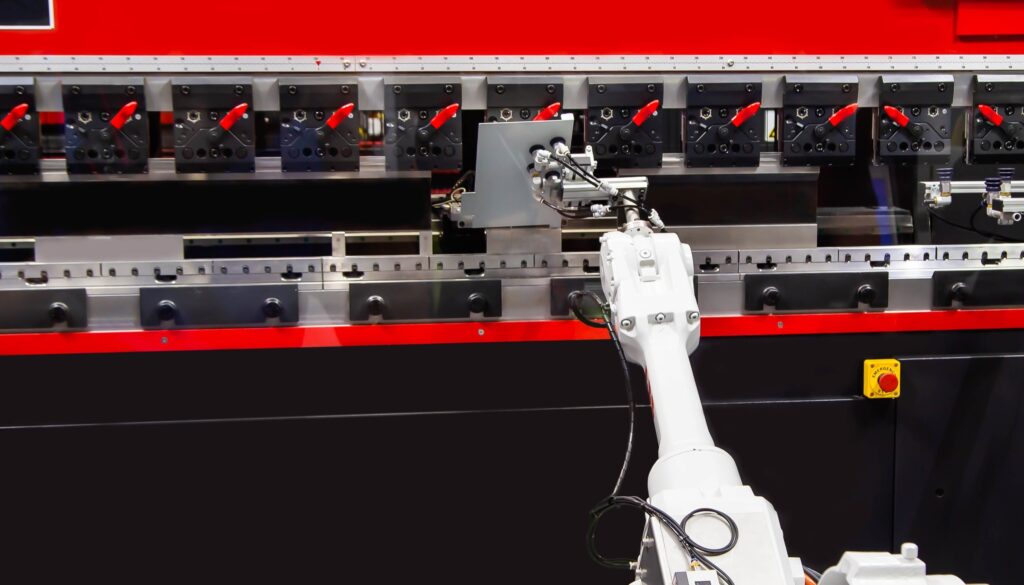 Robotarm die metalen plaat laadt naar CNC Synchroniseer hydraulische kantbankbuigmachine. Industriële metaalbewerkingsmachines